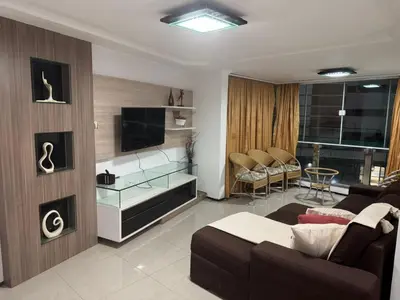 Uma televisão e/ou sistema de entretenimento em Cond Sol Maior 201 A Mucuripe