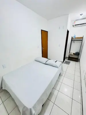 Uma cama ou camas num quarto em Ap Próx ao Arco com Ar e Garagem
