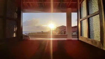 O nascer ou o pôr do sol visto a partir da casa de férias