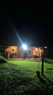 Um jardim no exterior de Chalé cantinho do céu