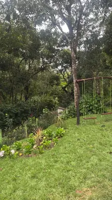 Um jardim no exterior de Chalé cantinho do céu