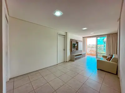 Uma área de estar em Porto das Dunas Apê na Areia com Banheira Relaxante e acesso direto para a praia! Ideal para Famílias, Lazer e Conforto
