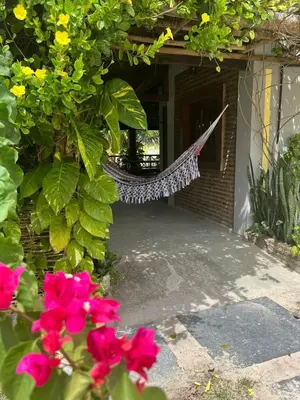 Um jardim no exterior de Village Choça