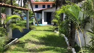 Um jardim no exterior de Pousada Bê kite cauipe