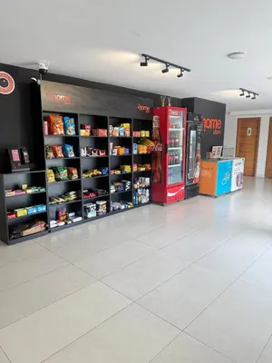Um supermercado ou outras lojas no apartamento ou nas proximidades