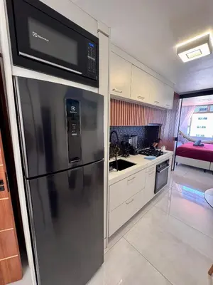 A cozinha ou kitchenette de Flat alto padrão moderno frente a praia melhor localização na beira mar