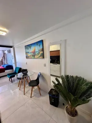 Uma televisão e/ou sistema de entretenimento em Flat alto padrão moderno frente a praia melhor localização na beira mar