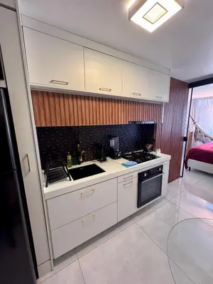 A cozinha ou kitchenette de Flat alto padrão moderno frente a praia melhor localização na beira mar