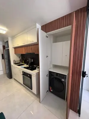 A cozinha ou kitchenette de Flat alto padrão moderno frente a praia melhor localização na beira mar