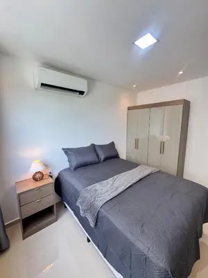 Uma cama ou camas num quarto em AP completo próx ao Shopping com piscina, garagem e ar