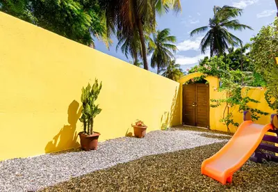 Um jardim no exterior de Casa Amarela em Icaraí de Amontada | by Aquarela