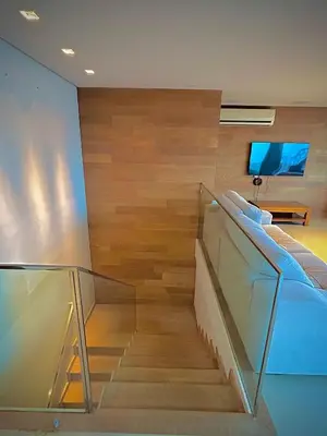 Uma televisão e/ou sistema de entretenimento em Bangalô Duplex Exclusivo em Manhattan Riviera