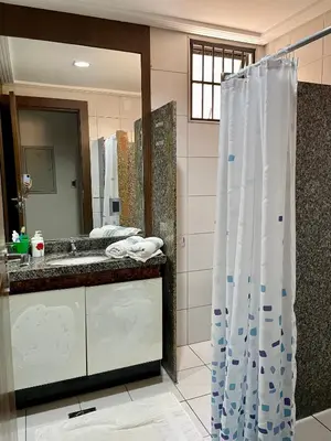 Uma casa de banho em Quarto no bairro Meireles à 50m da Beira-Mar