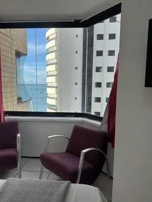 Uma área de estar em 756 Golden Flat Fortaleza Frente Mar