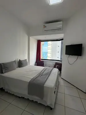 Uma cama ou camas num quarto em 756 Golden Flat Fortaleza Frente Mar