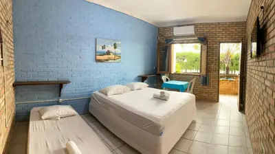 Uma cama ou camas num quarto em Hotel das Falésias Praia das Fontes