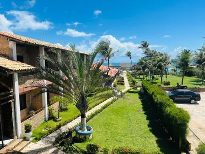 Um jardim no exterior de Hotel das Falésias Praia das Fontes