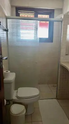Uma casa de banho em Casa pé na areia, com 5 quartos