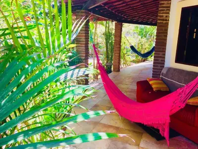 Um jardim no exterior de CASA JERI com Pescina