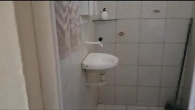 Uma casa de banho em Kitnet 150m da praia