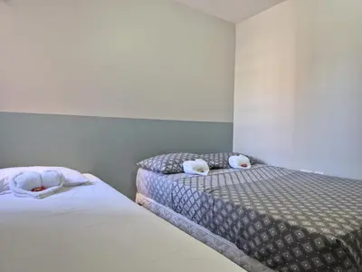 Uma cama ou camas num quarto em TerraMaris - Pé na Areia e Vista Mar Deslumbrante