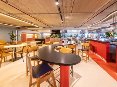 Um restaurante ou outro lugar para comer em ibis Styles Fortaleza Shopping Giga Mall