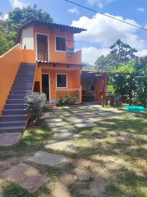 Um jardim no exterior de Chalé aconchego do Áureo 2