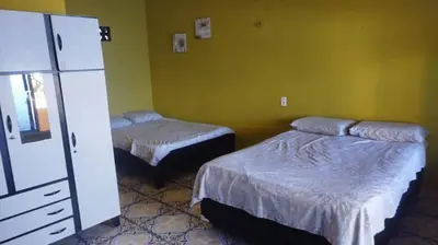 Uma cama ou camas num quarto em Paradise City