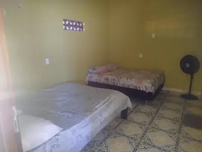 Uma cama ou camas num quarto em Paradise City