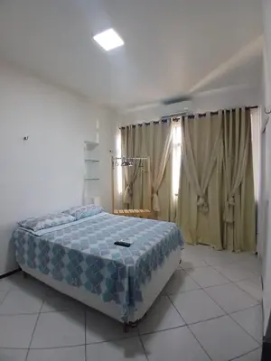 Uma cama ou camas num quarto em Sua acomodação pertinho de tudo!!