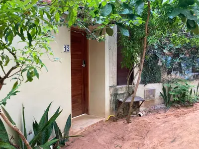 Um jardim no exterior de Jeri Cottage