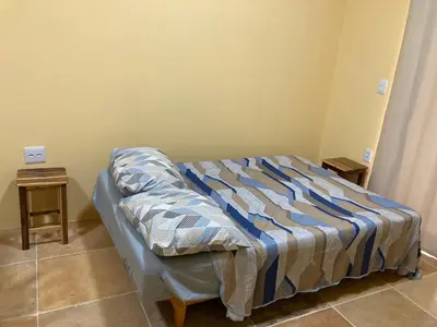 Uma cama ou camas num quarto em Jeri Cottage
