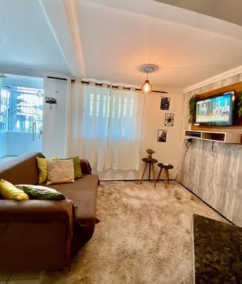 Uma televisão e/ou sistema de entretenimento em Apê aconchegante na praia