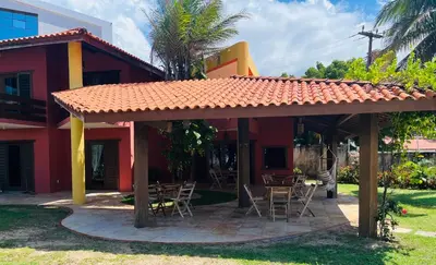 Um jardim no exterior de Kite Bistro