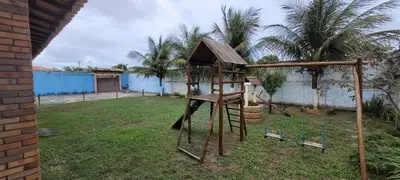 Um jardim no exterior de Casa de praia