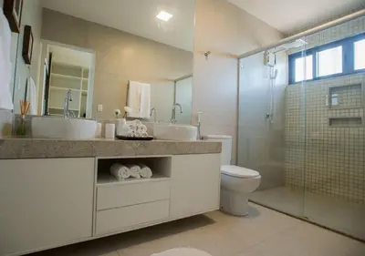 Uma casa de banho em The Coral Beach Resort