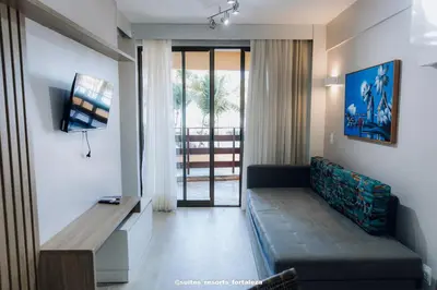 Uma área de estar em Apartamento Pé na Areia ao Lado do Beach Park - Conforto e Localização Imbatível