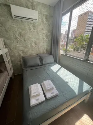 Uma cama ou camas num quarto em Estudio em plena Beira Mar