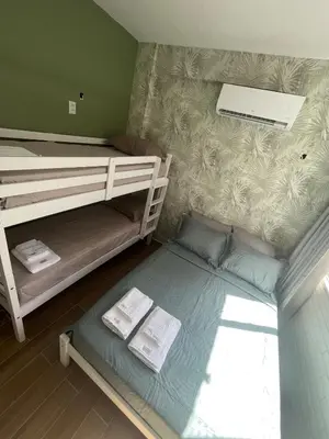 Uma cama ou camas num quarto em Estudio em plena Beira Mar