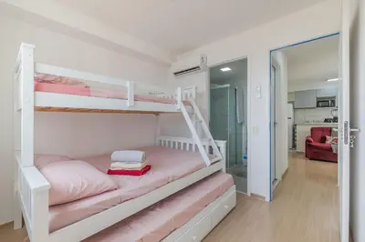 Uma cama ou camas num quarto em Mirante #407 - Apê com Dois Quartos By Carpediem