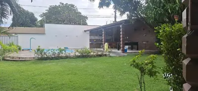Um jardim no exterior de Casa praia Paracuru