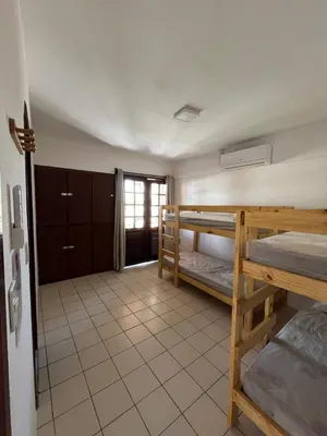 Uma cama ou camas num quarto em Kaza Cumbuco Hostel