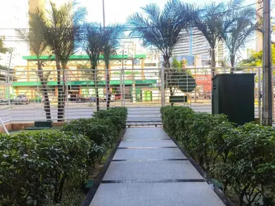 Um jardim no exterior de Apê de 2 quartos reformado e decorado a 100m da Beira Mar