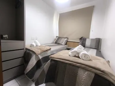 Uma cama ou camas num quarto em Apê de 2 quartos reformado e decorado a 100m da Beira Mar