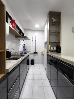 A cozinha ou kitchenette de Apê de 2 quartos reformado e decorado a 100m da Beira Mar