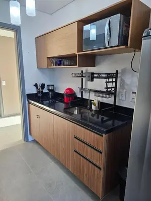 A cozinha ou kitchenette de Studio no 27º andar recém inaugurado no Beach Class Meireles!!!