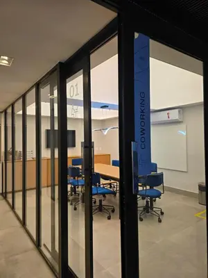 A área empresarial e/ ou a sala de conferências de Studio no 27º andar recém inaugurado no Beach Class Meireles!!!