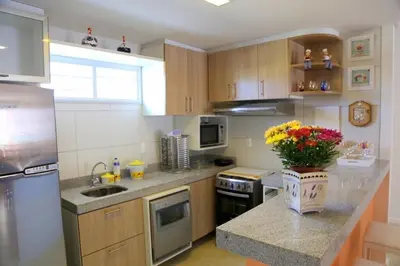 A cozinha ou kitchenette de Apartamento de 3 quartos vista para o mar, Porto das Dunas