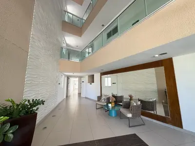 Uma área de estar em Apto nascente completo no Riviera Beach Place l 3 suítes