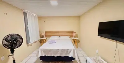 Uma televisão e/ou sistema de entretenimento em Suites Holanda